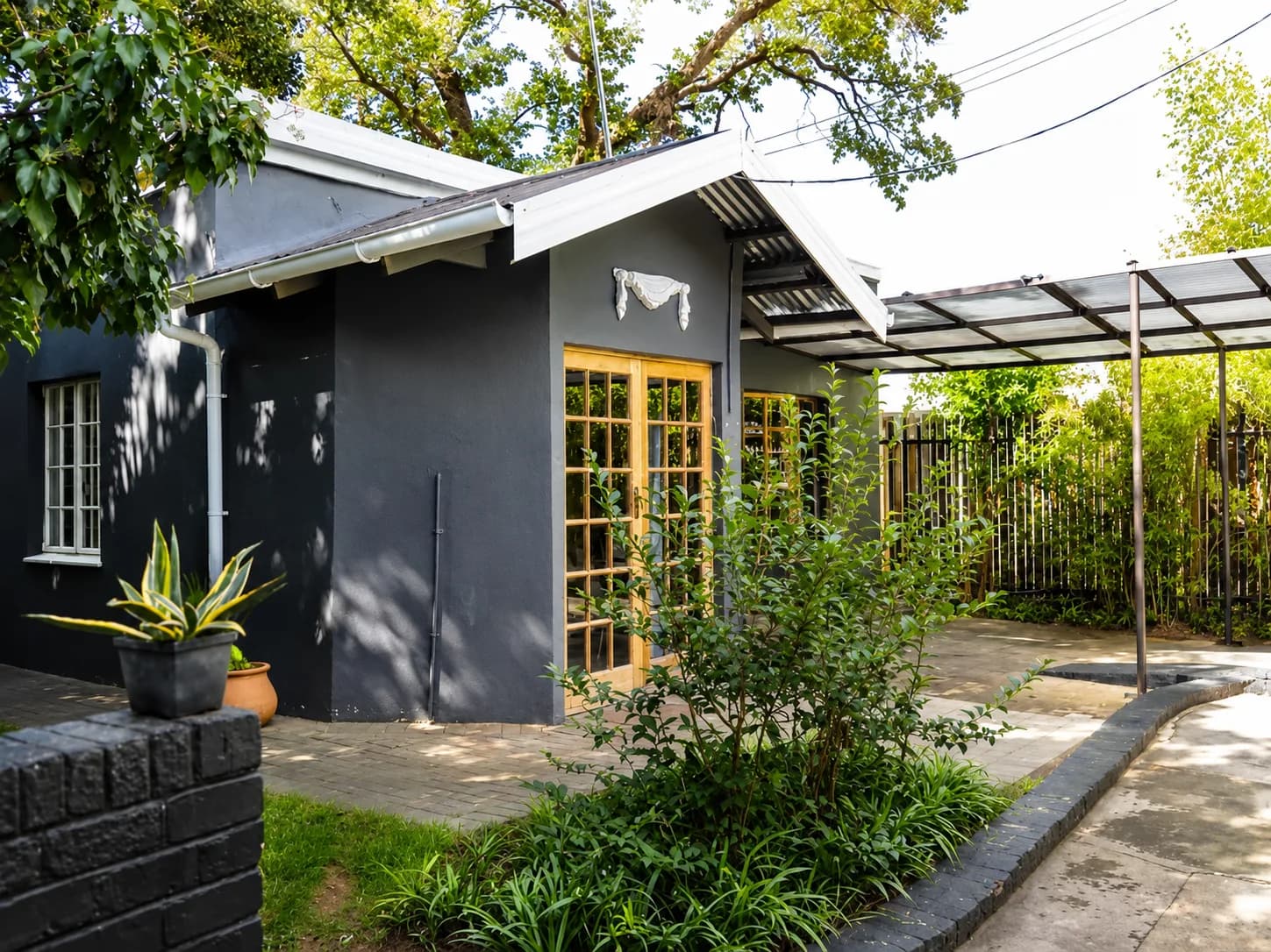 Leaf & Lark Guesthouse